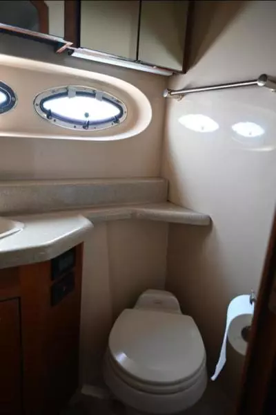 2004 Cruisers Yachts 405 Express Motor Yacht