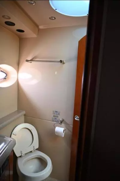 2004 Cruisers Yachts 405 Express Motor Yacht