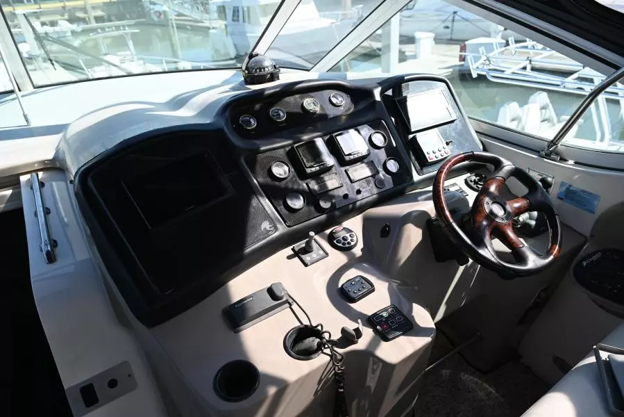 2004 Cruisers Yachts 405 Express Motor Yacht