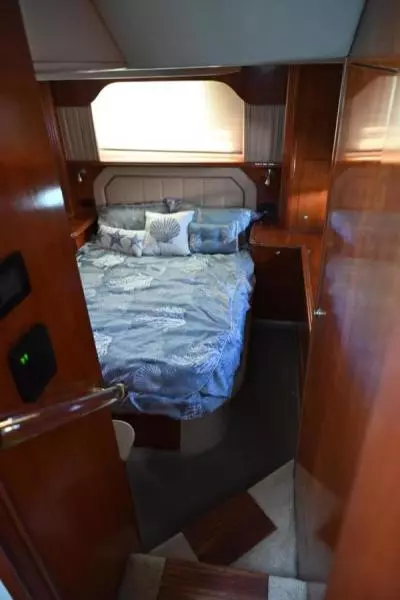 2004 Cruisers Yachts 405 Express Motor Yacht