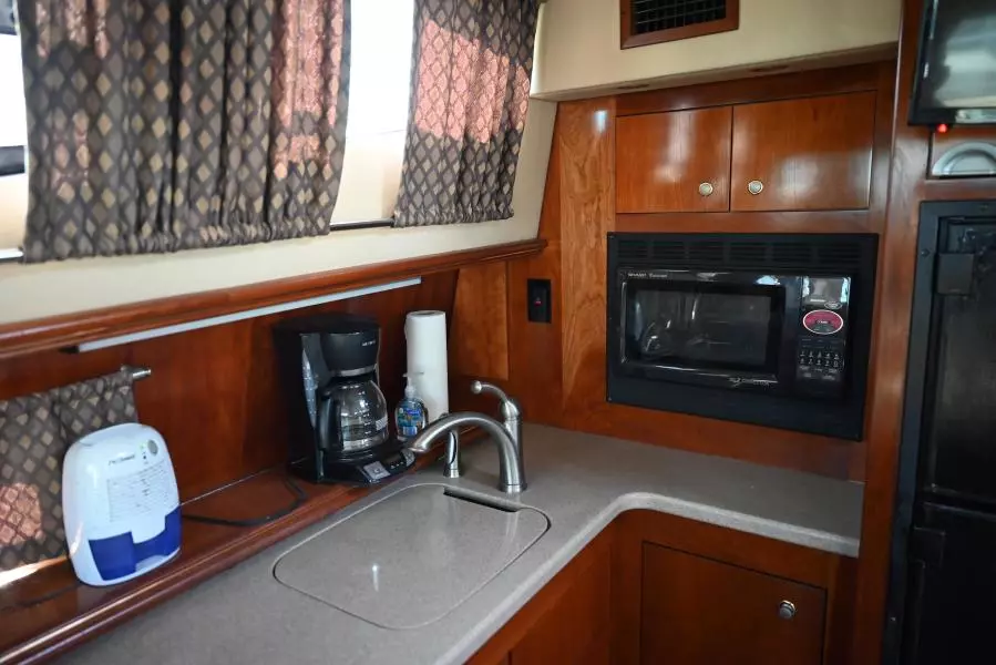 2004 Cruisers Yachts 405 Express Motor Yacht