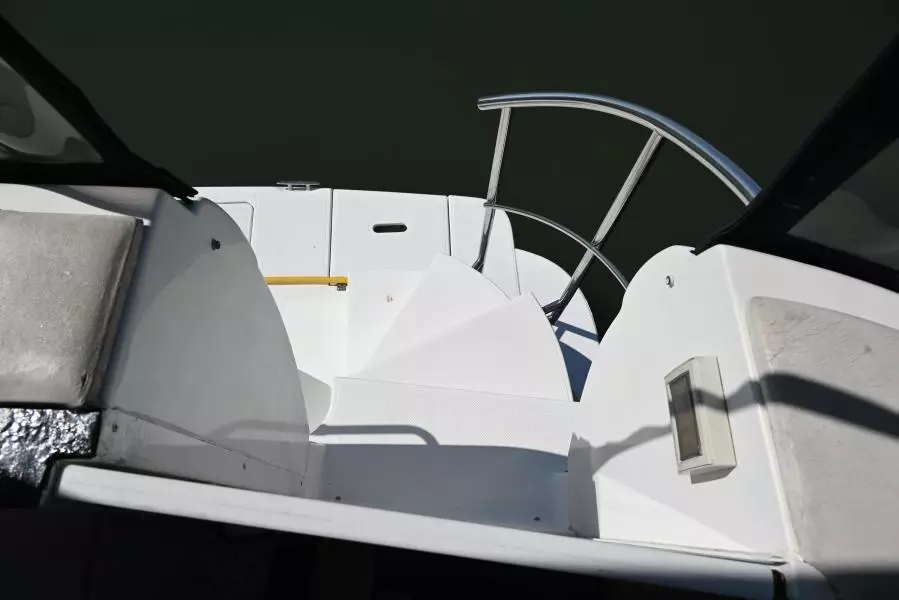 2004 Cruisers Yachts 405 Express Motor Yacht