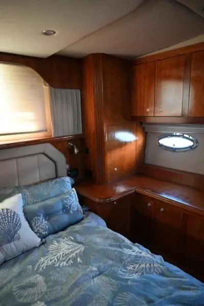 2004 Cruisers Yachts 405 Express Motor Yacht