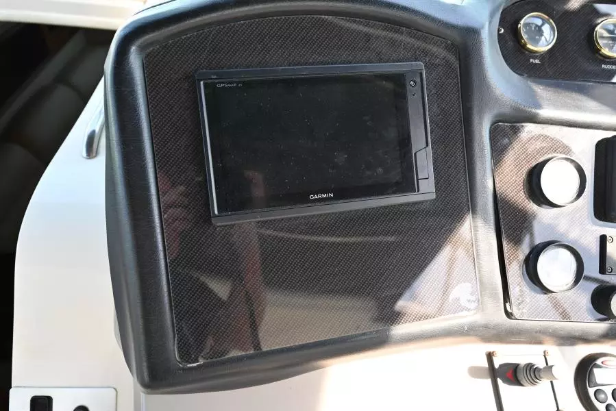 2004 Cruisers Yachts 405 Express Motor Yacht