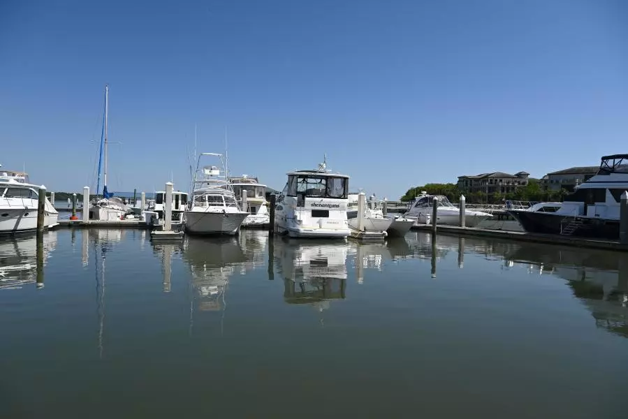 2004 Cruisers Yachts 405 Express Motor Yacht