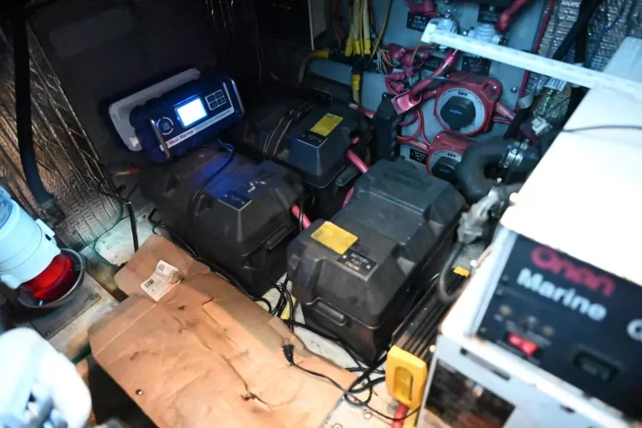 2004 Cruisers Yachts 405 Express Motor Yacht