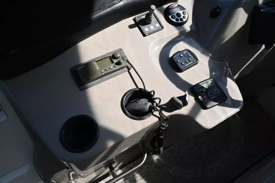 2004 Cruisers Yachts 405 Express Motor Yacht