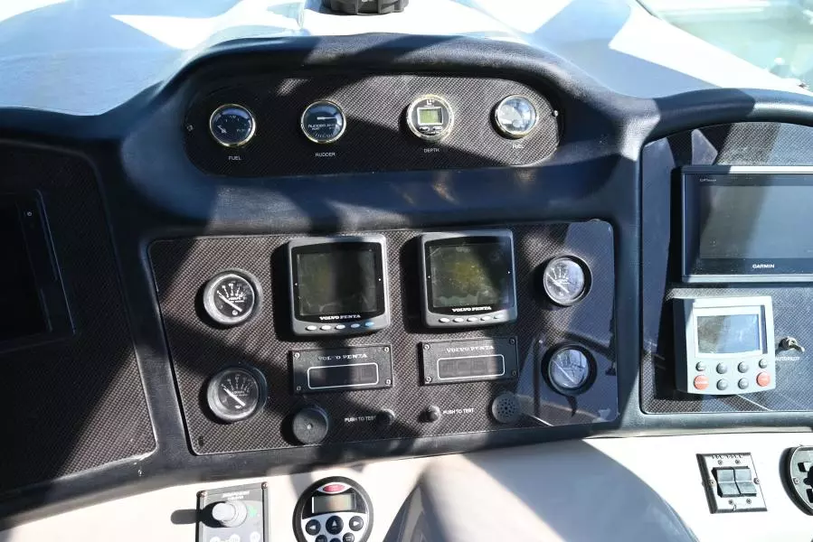 2004 Cruisers Yachts 405 Express Motor Yacht