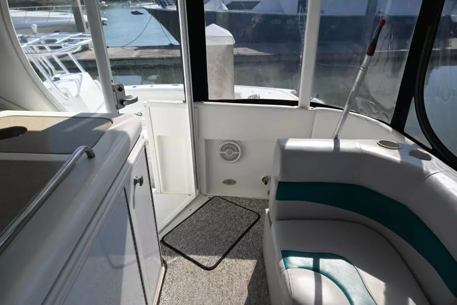 2004 Cruisers Yachts 405 Express Motor Yacht