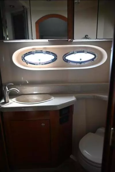 2004 Cruisers Yachts 405 Express Motor Yacht