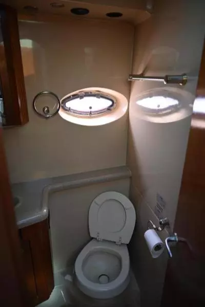 2004 Cruisers Yachts 405 Express Motor Yacht