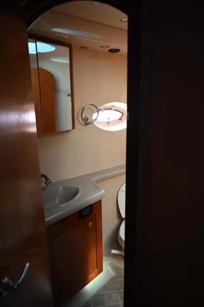 2004 Cruisers Yachts 405 Express Motor Yacht