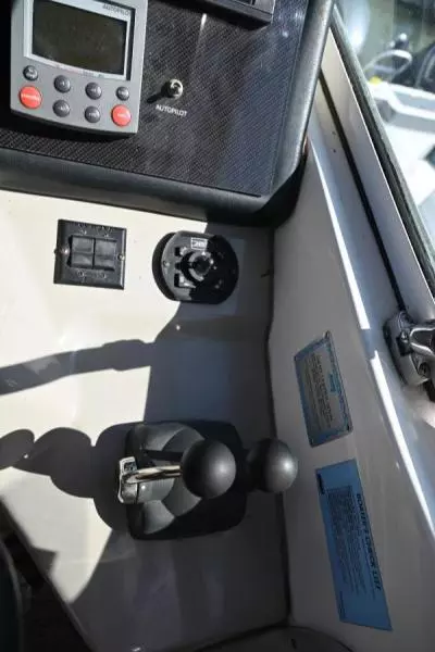 2004 Cruisers Yachts 405 Express Motor Yacht