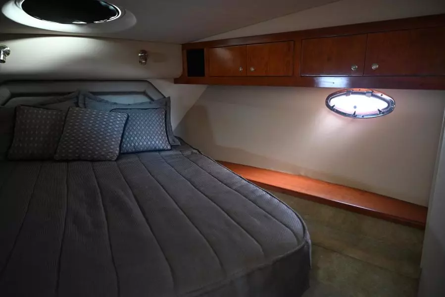 2004 Cruisers Yachts 405 Express Motor Yacht