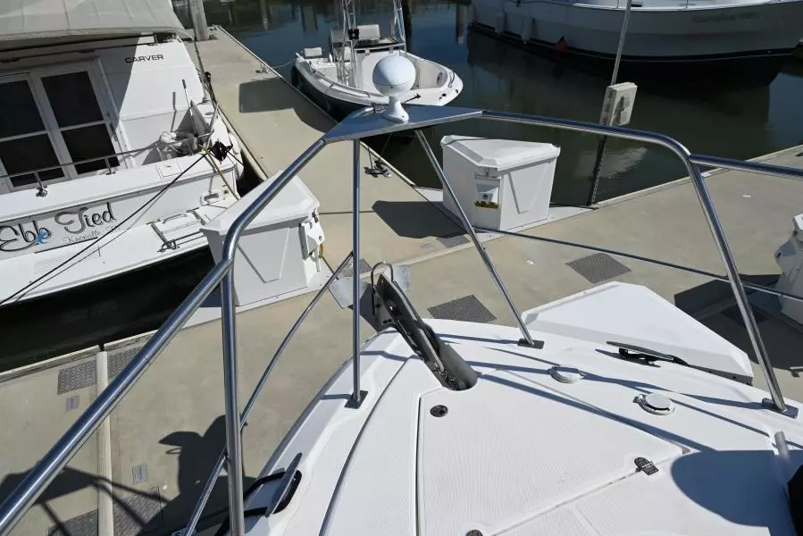 2004 Cruisers Yachts 405 Express Motor Yacht