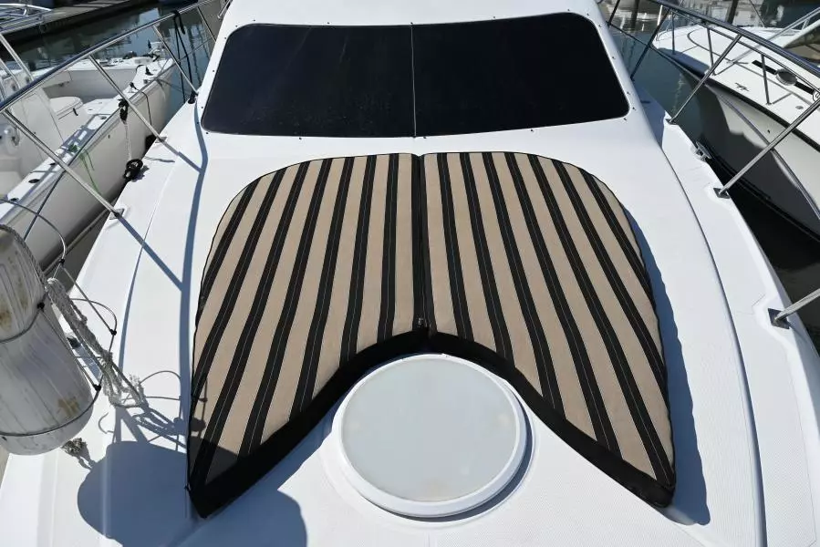 2004 Cruisers Yachts 405 Express Motor Yacht