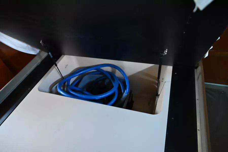 2004 Cruisers Yachts 405 Express Motor Yacht