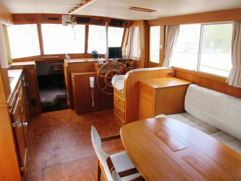 Salon, forward to Lower Helm Station