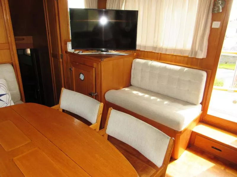 Salon, port aft 