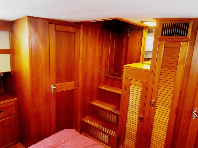 Cabin & Head entrances, & lockers