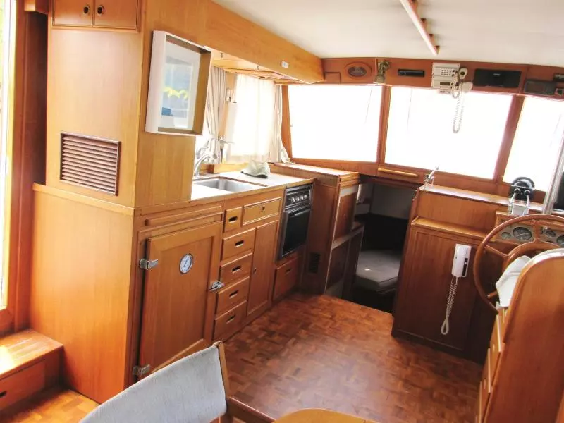 Salon, port aft entrance forward