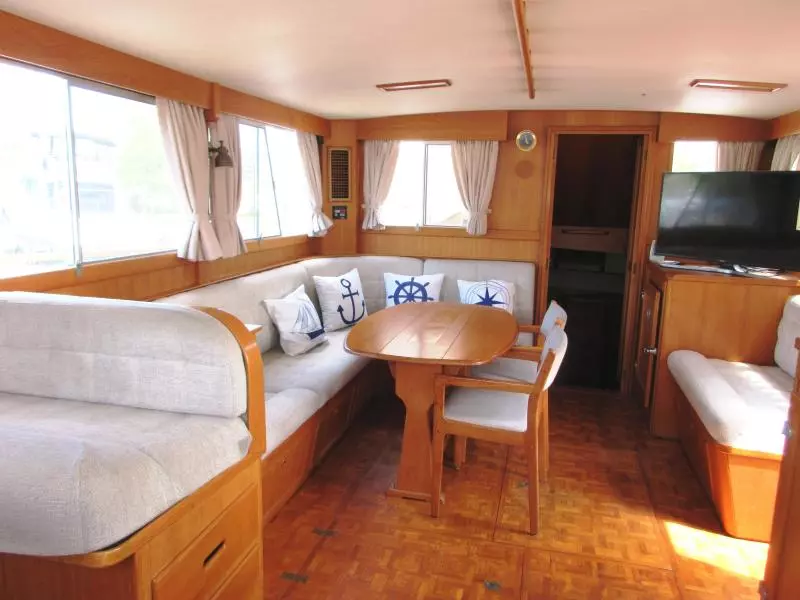 Fore Cabin aft to Aft / Master Cabin entrance