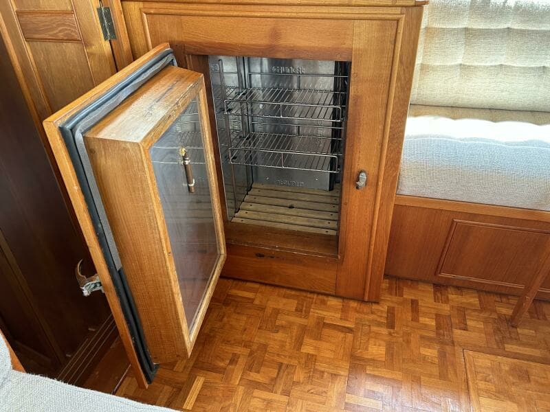 Freezer (Salon, port aft)