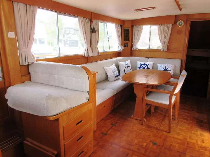 Salon, starboard aft