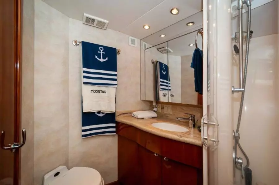 2002 65 Hatteras Convertible Moontan VIP Head (1)