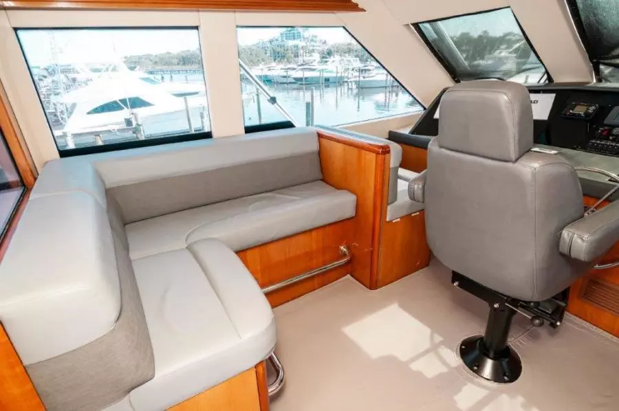 2002 65 Hatteras Convertible Moontan Flybridge (1)