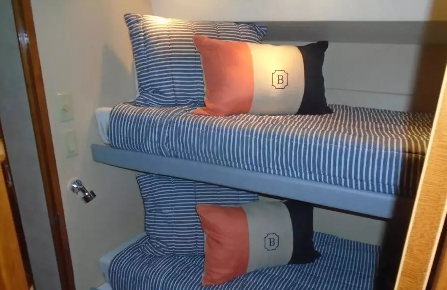 2002 65 Hatteras Convertible MOONTAN Guest Stateroom