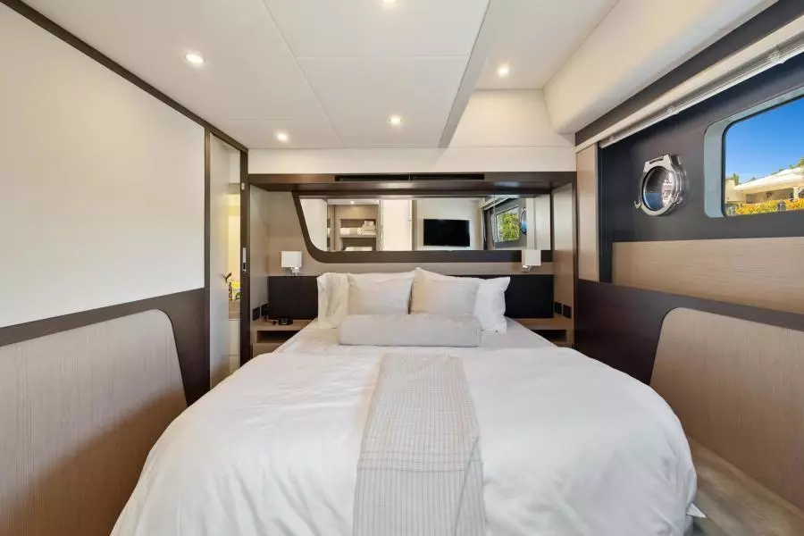 2022 Absolute 48 Coupe