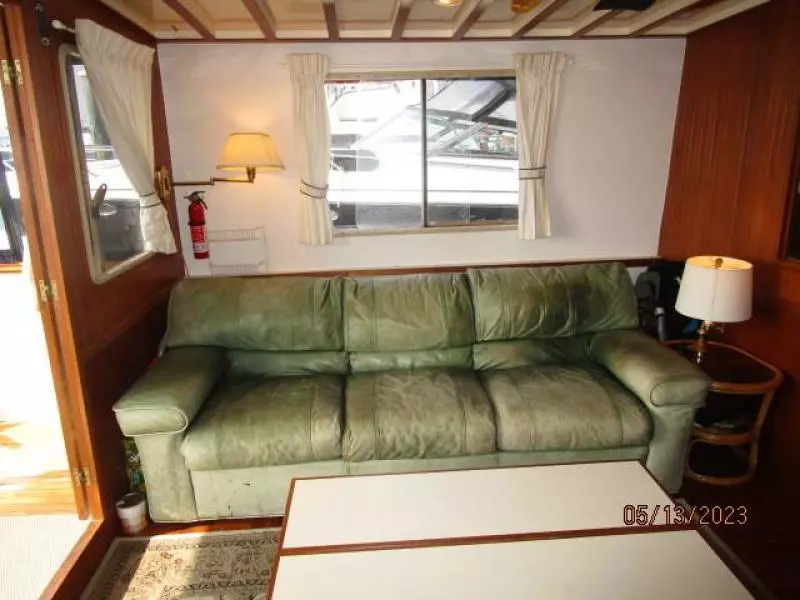 36' Kadey-Krogen salon port