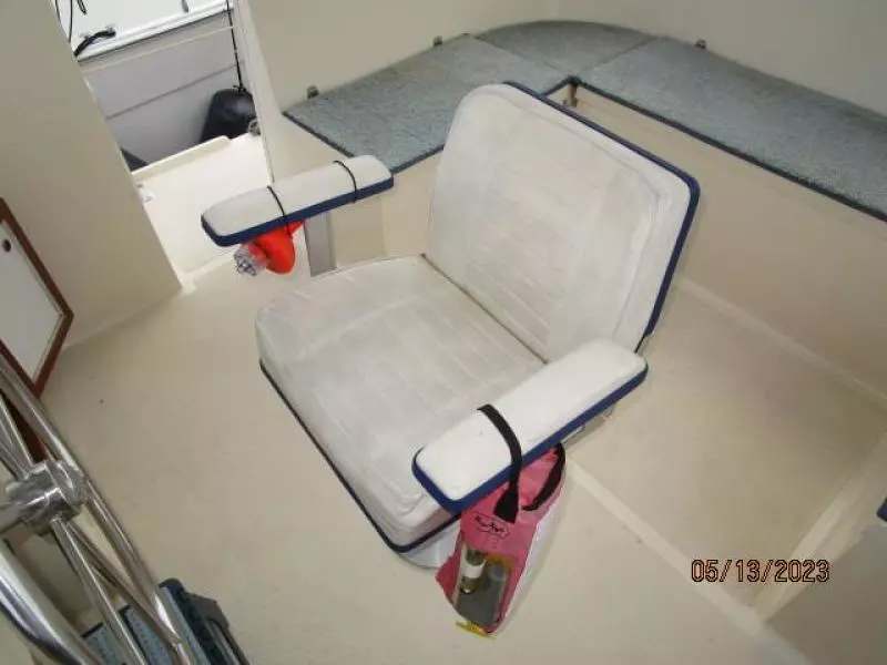 36' Kadey-Krogen flybridge helmseat