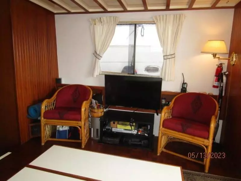 36' Kadey Krogen salon starboard