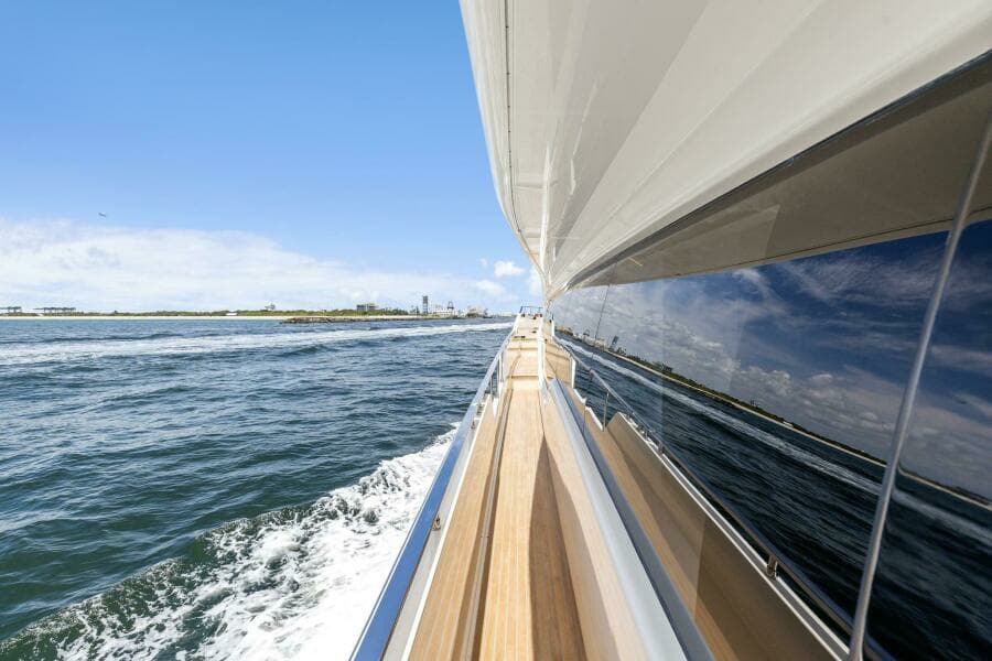 2021 Ferretti Yachts 850