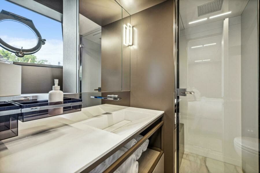 2021 Ferretti Yachts 850