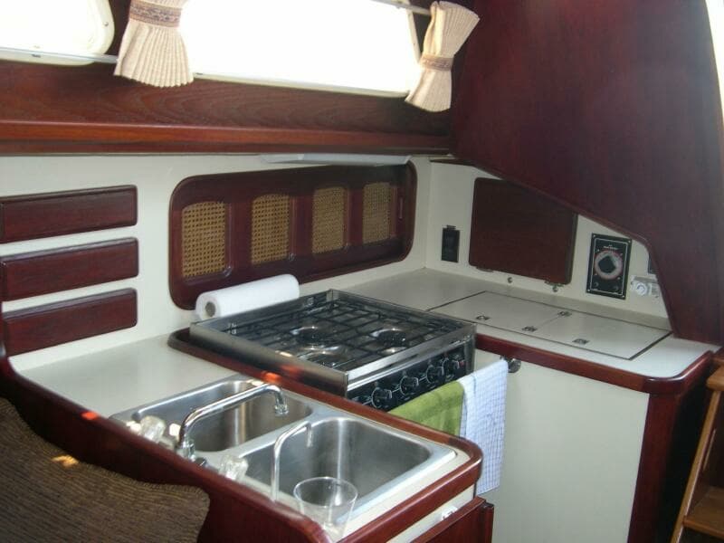 1985 Islander Sloop