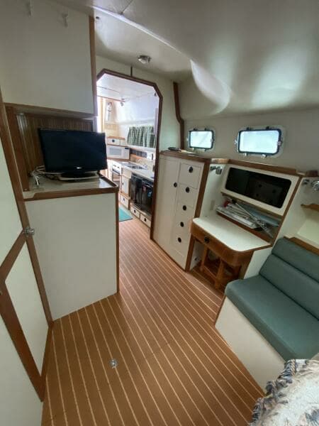 2001 Albin 32 + 2 Command Bridge