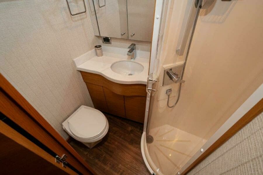 2016 Hatteras GT60  KNOT ON CALL  Guest Head (2)