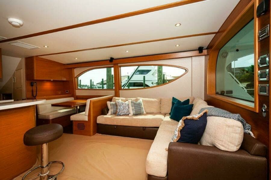 2016 Hatteras GT60  KNOT ON CALL  Salon 3