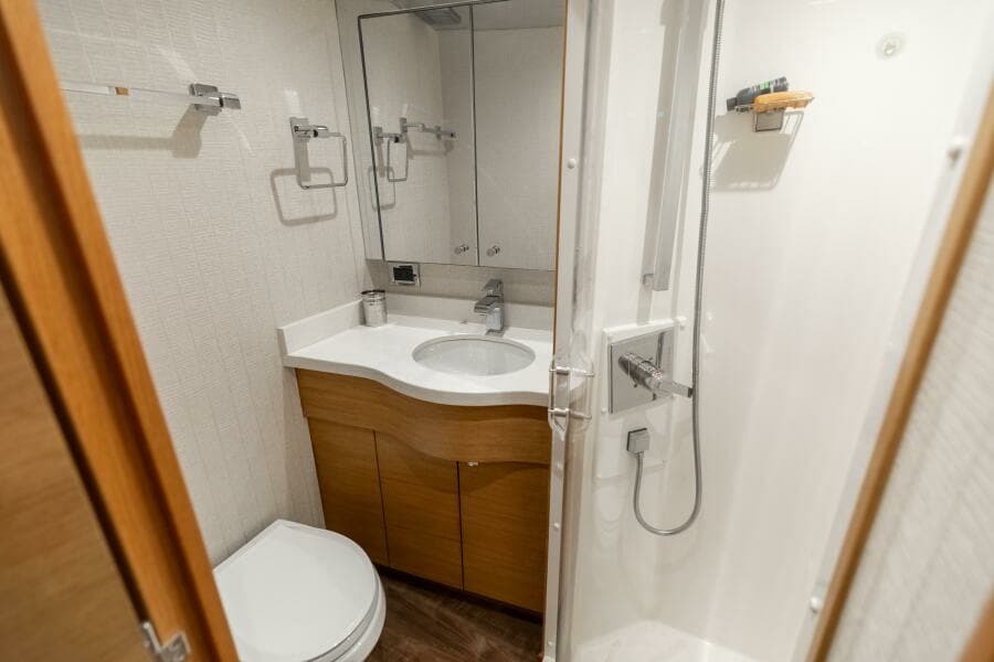 2016 Hatteras GT60  KNOT ON CALL  Guest Head