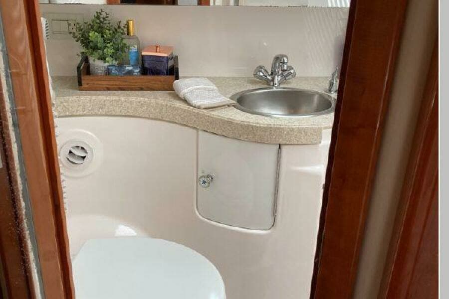 2005 Regal 4260 Express Cruiser