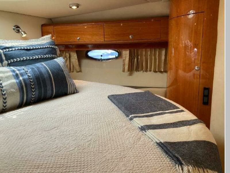 2005 Regal 4260 Express Cruiser