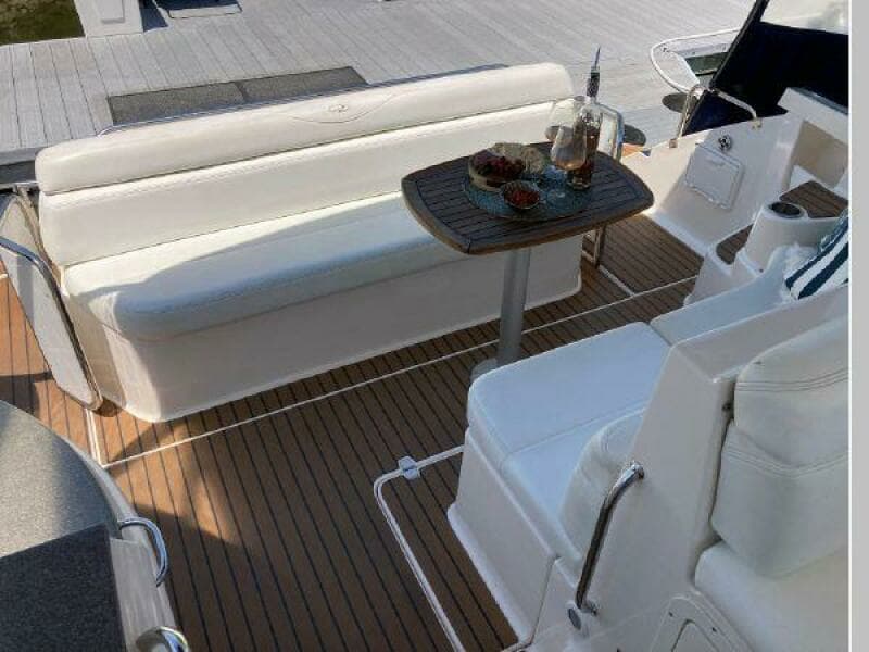 2005 Regal 4260 Express Cruiser