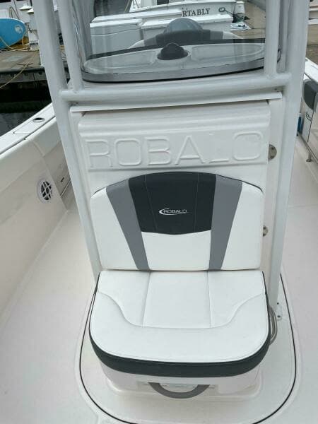 2022 Robalo 230