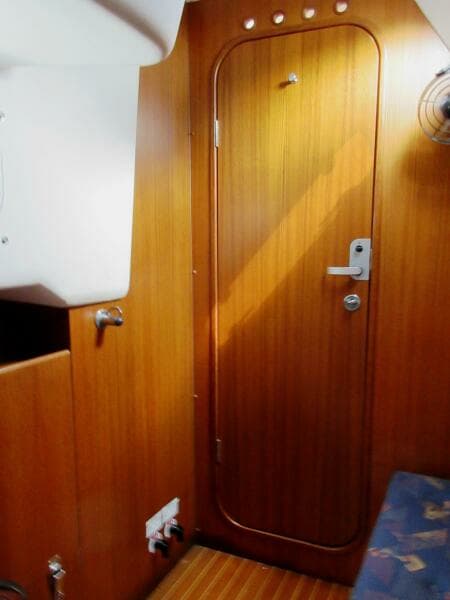 Aft Cabin, port side forward to door
