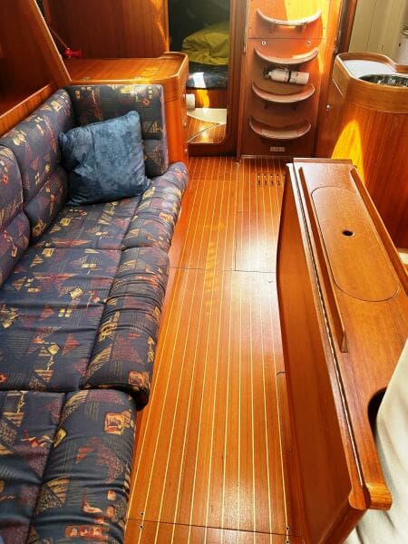 Salon cabin sole aft