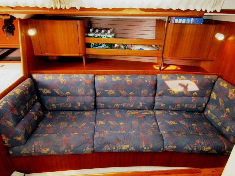 Salon, port side settee
