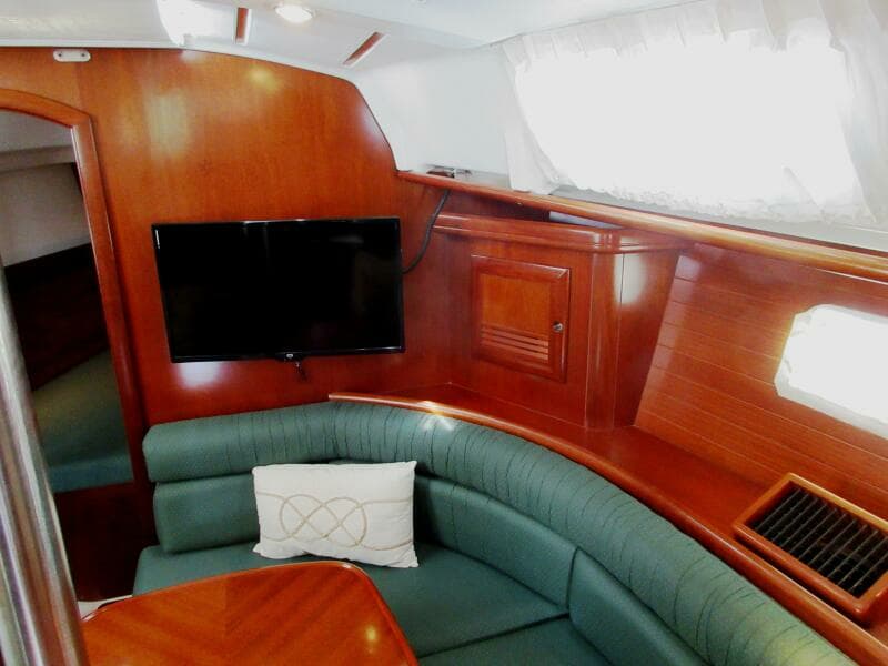 Salon, starboard side 3